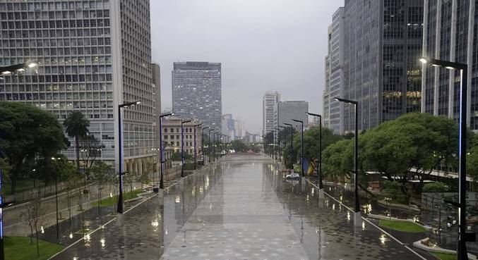 Vale do Anhangabaú, no centro de SP, após ser atingido por forte chuvas