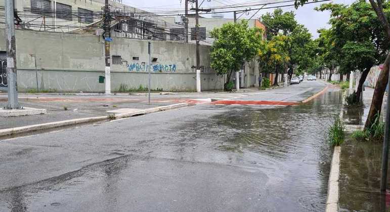 Chuva forte deixou ruas alagadas em todas as regiões de São Paulo. Às 8h45, as precipitações de moderada a forte que atingiram a capital se afastaram. As condições do tempo, porém, continuam instáveis e chuvosas ao longo do dia