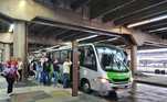 Na Barra Funda, zona oeste de São Paulo, passageiros fizeram fila, para pegar ônibus. Forte chuva colocou a região oeste em estado de atenção para alagamento