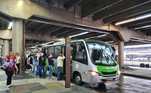 Na Barra Funda, zona oeste de São Paulo, passageiros fizeram fila para pegar ônibus. Forte chuva pôs a região oeste em estado de atenção para alagamento