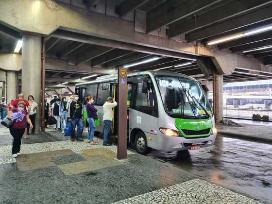 Na Barra Funda, zona oeste de São Paulo, passageiros fizeram fila para pegar ônibus. Forte chuva pôs a região oeste em estado de atenção para alagamento