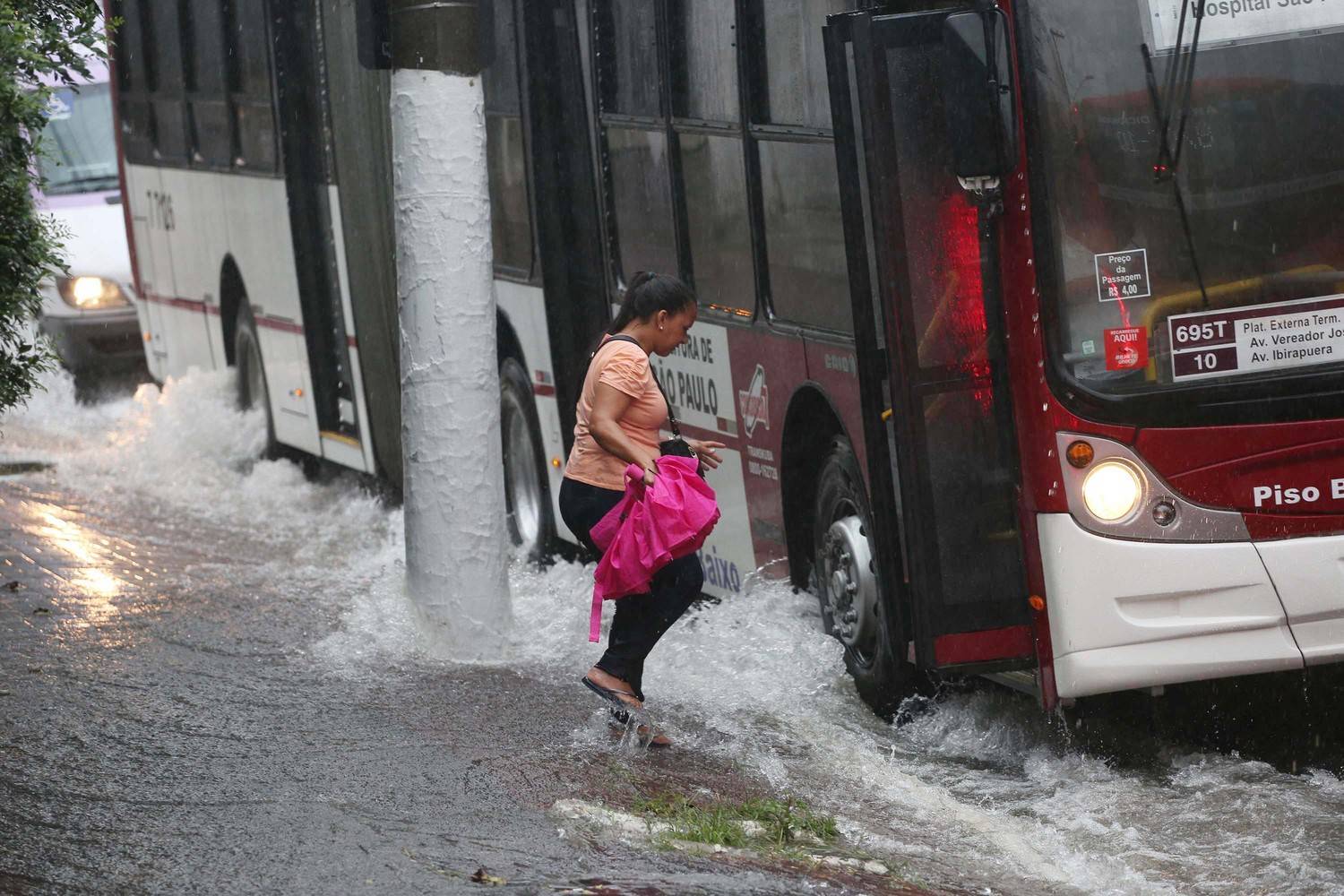 Vírus bactérias e até amônia Veja o que as enchentes podem carregar Notícias R Saúde