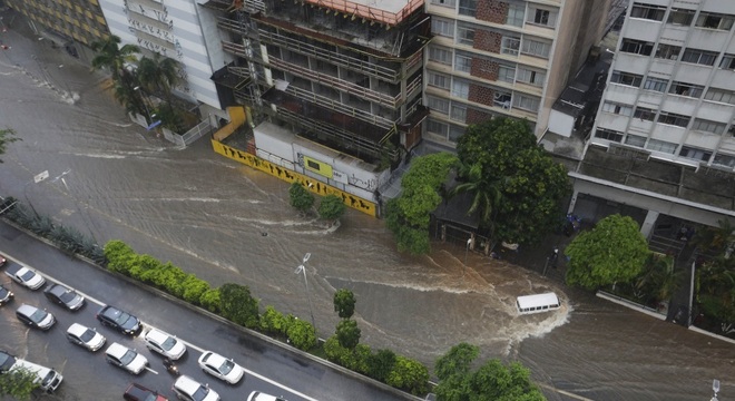 Chuvas que atingiram São Paulo deixaram três mortos na terça-feira (20)