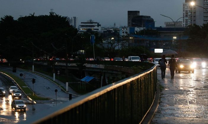 O CGE (Centro de Gerenciamento de Emergências Climáticas), da Prefeitura de São Paulo, pôs a capital em estado de atenção para alagamentos em todas as regiões da cidade na quarta-feira (4). De acordo com o órgão, a chuva vinda do interior do estado foi formada pela aproximação de uma frente fria. O estado de atenção começou por volta das 16h e durou até as 17h45. Após o temporal, havia vários pontos de alagamento. A chuva também complicou o trânsito, e a cidade tinha 887 km de lentidão às 18h