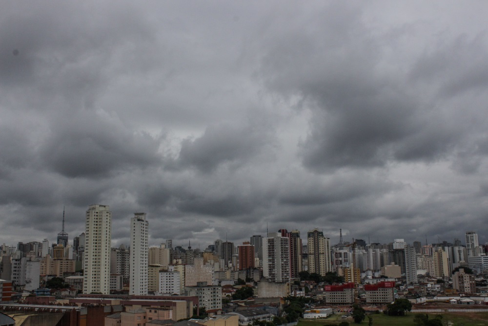 Nuvens carregadas são vistas na região central de São Paulo nesta sexta-feira (21)