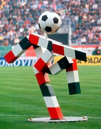 Ciao é um boneco composto por barras e traz as cores da bandeira italiana. A composição das formas geométricas fazem a mascote ter o formato de um jogador de futebol, com uma bola representando a cabeça.