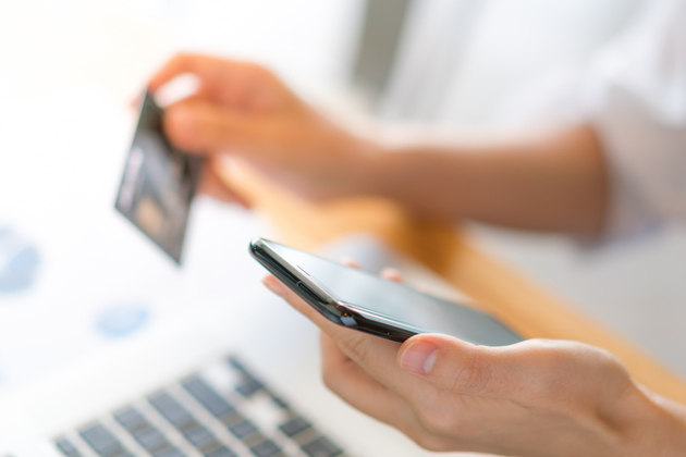 Outra precaução é o uso da dupla checagem para operações financeiras, evitando que a confirmação se dê por código enviado por SMS, já que no caso de roubo, furto ou perda do aparelho as mensagens ficam de fácil acesso para o criminoso