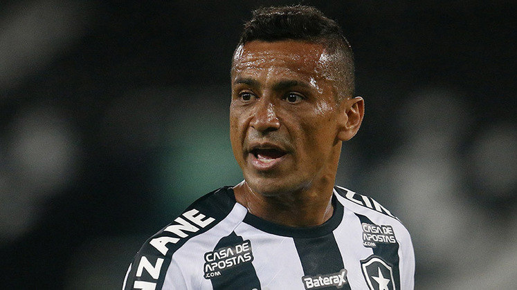 Cícero - 36 anos - Meia - Último clube: Botafogo - Sem clube desde: 01/03/2021