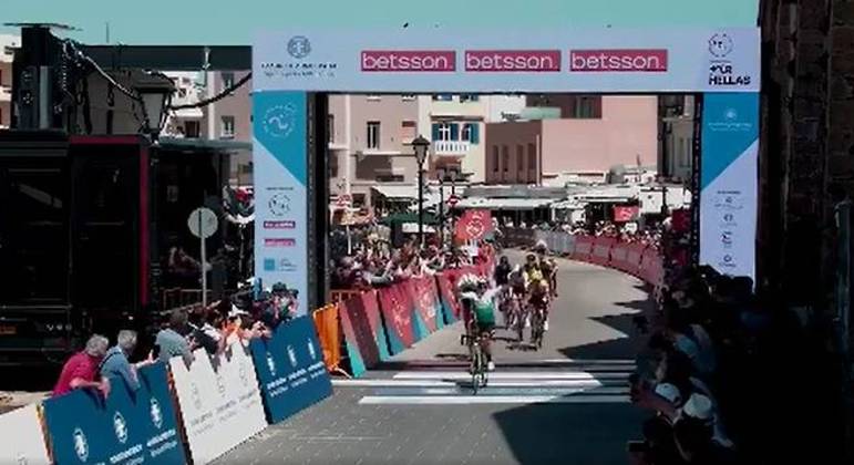 Eduard Prades atravessa a linha de chegada e cai da bicicleta ao comemorar
