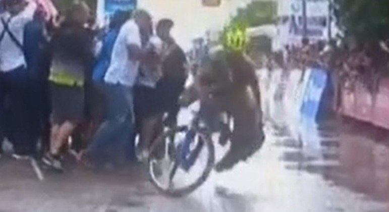 Choque do atleta com sua esposa após a linha de chegada foi bastante forte