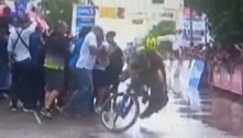 Ciclista atropela a própria esposa ao comemorar vitória; assista