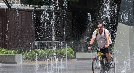 Ciclista se refresca em fonte no vale do Anhangabaú