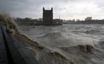 Onível do mar subiu três metros ao longo da costa, de acordo com fontes dosserviço meteorológico da localidade costeira de Diu, estado de Gujarat, comventos de 133 km/h