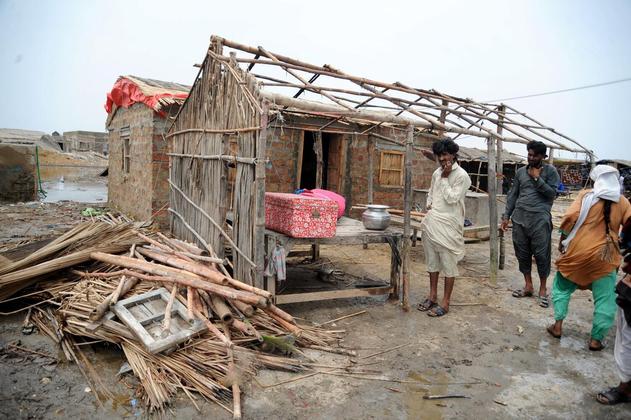 O ciclone Biparjoy, cujo nome significa 'desastre' ou 'calamidade' no idioma bengali, atingiu a costa da Índia e do Paquistão nesta última quinta-feira (15) e deixou um rastro de destruição por onde passou. O fenômeno, acompanhado de fortes chuvas, arrancou telhados, derrubou árvores, postes elétricos, gerou inundações e deixou milhares sem energiaVEJA TAMBÉM: Ciclone no Rio Grande do Sul: número de mortos chega a sete