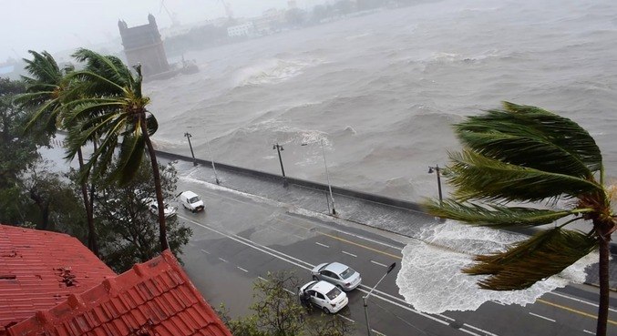 Ondas batendo na estrada enquanto o ciclone atinge Mumbai