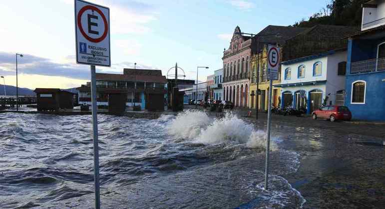 Maré alta provocada pela aproximação do ciclone Yakecan, em maio de 2022, em Santa Catarina 