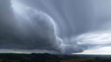 Nuvem de aparência ‘ciclostrófica’ que passou pelo PR pode chegar a SC? Meteorologista explica