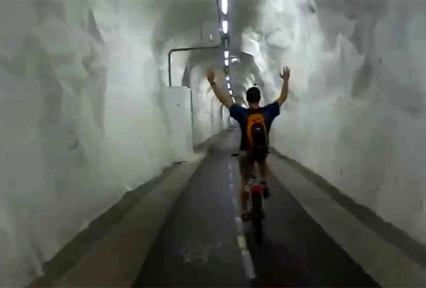 Ciclotúnel de San Sebastian (Espanha) - Esse antigo túnel ferroviário foi transformando no maior túnel para ciclismo no mundo. Ele também tem uma utilidade prática: liga dois bairros que antes eram inacessíveis de forma direta. 