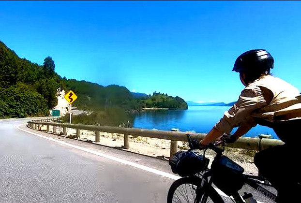 Ciclovia Carretera Austral (Chile) - É uma rodovia no sul clileno, com 1.240 km entre Puerto Montt e Villa O'Higgins . Embora não seja propriamente uma ciclovia, funciona como tal para quem quer fazer o percurso no pedal. Mas há trechos que precisam ser complementados por balsas. 