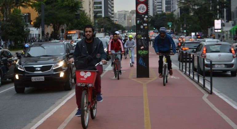 Ciclistas na Avenida Paulista, em São Paulo: veículos não podem mais parar em ciclovias e ciclofaixas, mesmo para embarque e desembarque