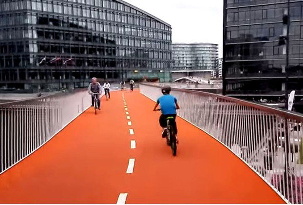 Ciclovia Suspensa de Copenhague (Dinamarca) - Chamada de Cykelslangen (serpente das bicicletas), liga a ponte Dybbolsbro à ponte Bryggebro. Com isso, os cicilistas não precisaram mais subir com as bicicletas até as pontes. Foi inaugurada em junho de 2014. 