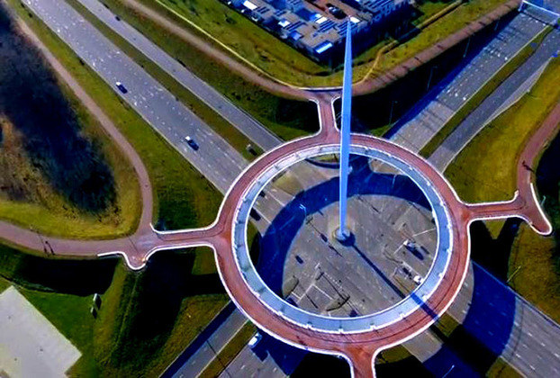 Ciclovia Suspensa Hovenring  (Holanda)-  Mais uma ciclovia importante em Eindhoven. Inaugurada em junho de 2012, é uma rotatória em que os ciclistas seguem o percurso pela malha cicloviária sem interrupções. E ajuda a descongestionar o trânsito, já que os ciclistas têm preferência. 