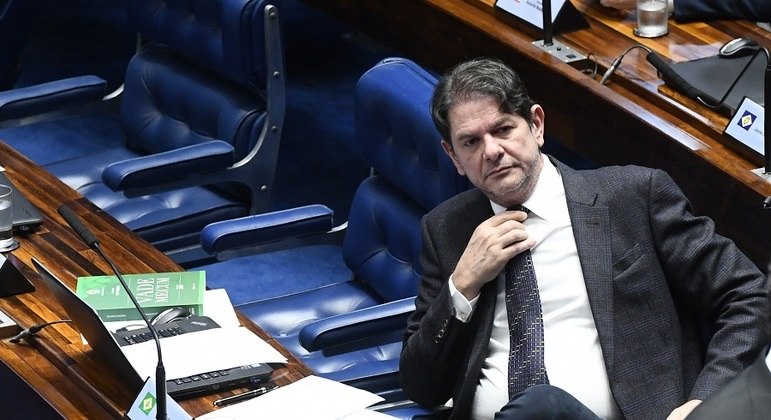 Senador fretou avião em março deste ano