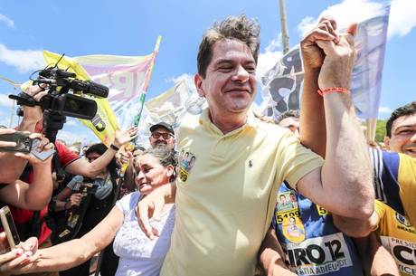 Cid Gomes discutiu com militantes em ato pró-PT