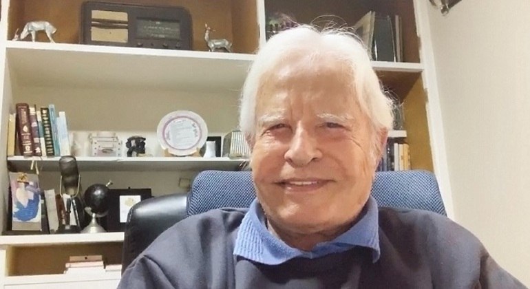 Cid Moreira começou no rádio em Taubaté e depois foi para a televisão
