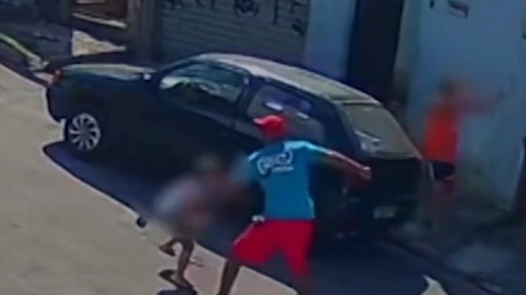 Elas tentaram se defender e gritaram por socorro, na esperança de que algum vizinho as ajudasse. Após agredir as vítimas, Alessandro fugiu
