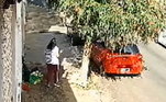 Após analisar as imagens, ela notou um carro vermelho na frente da sua casa. Sara já esperava no portão com um violão, uma mochila e uma sacola 
