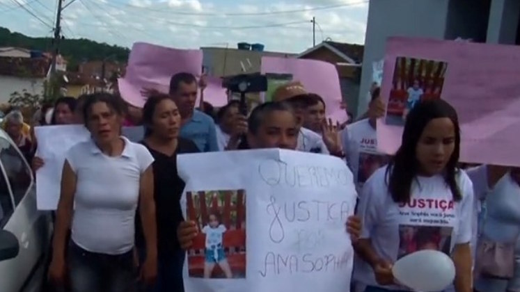 Os moradores da região fizeram um protesto pedindo por
justiça. Foram centenas de mensagens escritas em cartazes com a foto
de Ana Sophia. Durante o ato, pessoas de carro, moto e apé se reuniram em
solidariedade a família da criança desaparecida