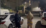 A investigada passeava em um shopping na cidade do Rio deJaneiro (RJ) quando foi surpreendida com a abordagem dos policiais, que a seguiam há cerca de uma semana
