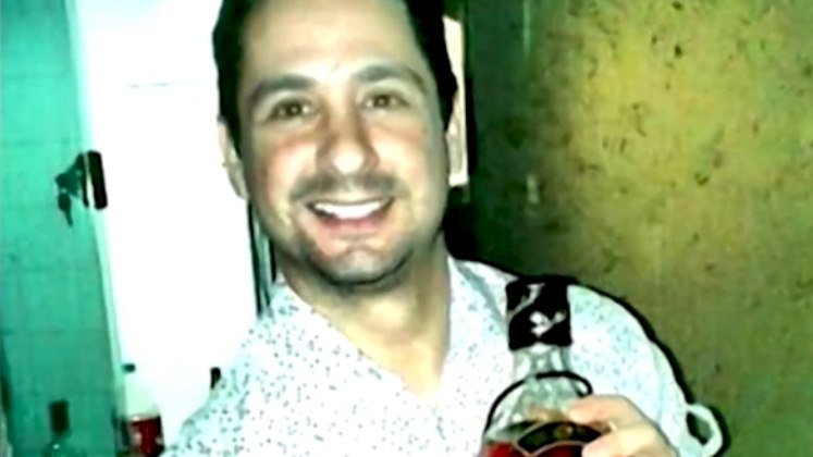 Durante o sepultamento de Sabrina, André teve atitudes estranhas. Não chegou perto do caixão para se despedir e também não compareceu à missa de sétimo dia que foi realizada