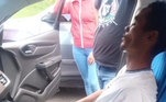 Wesley se prontificou para acompanhar a cuidadora até o
local marcado com os supostos sequestradores. A versão do acusado é de que ele
foi vendado por um capuz, ouviu gritos e, logo depois, recebeu a vítima
desacordada e gravemente ferida, junto com o seu primo [Ricardo], que também estava dopado 