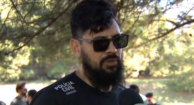 Segundo o investigador Fábio Rodrigo, detalhes como a forma com que o corpo foi encontrado, usando óculos escuro, levantaram diversas
suspeitas sobre o ocorrido: 