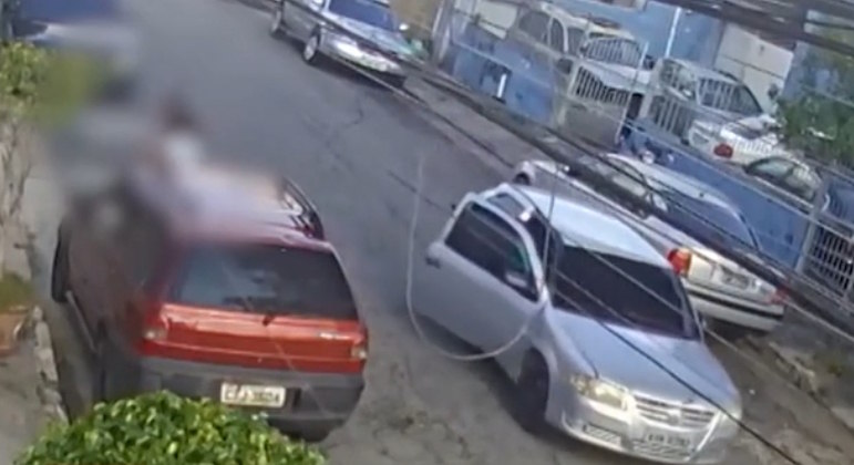 Diego foi levado até a UPA (Unidade de Pronto Atendimento)
mais próxima da região em estado grave. Ele levou cerca de oito tiros e
conseguiu sussurrar algo para os socorristas, mas ninguém sabe o que foi dito. As
autoridades acreditam que possa ter sido o nome do suposto assassino