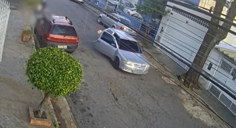 Novas imagens das câmeras de segurança flagraram o momento
exato da chegada dos criminosos até a casa de Diego. Dentro de um carro prata,
os suspeitos aguardam a saída do influencer e aproximam o veículo. Logo depois,
disparam várias vezes contra a vítima