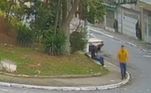 Nas últimas imagens com vida, Thiago Wesley dos Santos, de 18 anos, caminha ao lado de um rapaz desconhecido perto da casa da tia na zona norte de São Paulo