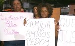 Agora, ainda com muitas dúvidas e ainda longe de ter as respostas claras, só restaram os cartazes pedindo justiça. A Polícia civil segue investigando o caso na tentativa de desvendar esse mistério. O bombeiro, dono da arma, continua em liberdade. Acompanhe casos intrigantes como esse no Cidade Alerta. O programa vai ao ar de segunda a sexta, a partir das 16h45. E aos sábados, a partir das 17h, na tela da RECORD.