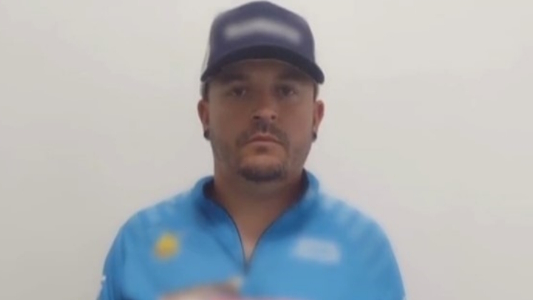 Foi possível identificar que um dos agressores parecia usar uma roupa de pesca. E foi exatamente esse detalhe que ajudou a encontrar um dos suspeitos. Logo após o crime, os policiais foram acionados por moradores assustados com tudo que viram. Uma viatura chegou ao local, ainda tentaram ajudar César, mas com chegada do SAMU foi identificado que ele estaria sem vida 