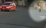 Câmeras de segurança filmaram quando a mulher saiu da casa do cliente e entrou em um carro vermelho, cujo o condutor ainda não foi identificado