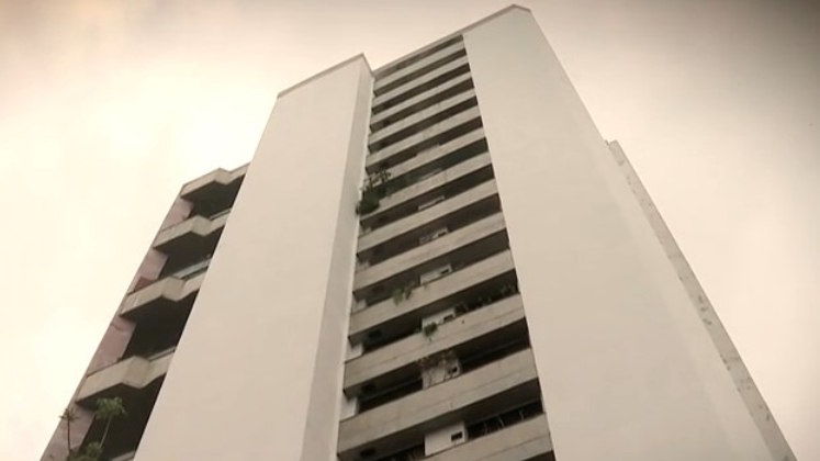 A vítima caiu do quarto andar de um prédio, no Morumbi, em São Paulo. A dúvida da polícia seria se ele pulou ou se foi jogado