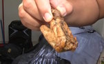 O chumbinho encontrado no pedaço de carne é considerado um produto clandestino pela Anvisa. A venda ilegal deve ser denunciada para a vigilância sanitária