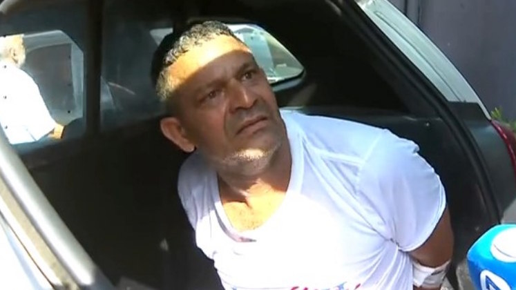 A equipe da RECORD conversou com o suspeito enquanto estava a caminho do exame de corpo de delito. Inicialmente, o homem não quis se pronunciar. 