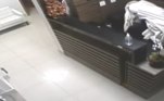 O homem, então, confessou o crime e revelou à polícia a intenção de vender os dois eletrônicos para comprar drogas. Além disso, ele levou a equipe da guarda municipal até os locais onde tinha escondido os aparelhos, mas apenas o notebook foi recuperado. O suspeito já tinha várias passagens por furto e foi preso em flagrante. Depois do ocorrido, ele ficou conhecido no meio policial como 