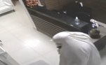 Já dentro do escritório, ele notou a câmera
de segurança e tentou se esconder com um lençol branco para furtar um notebook e
um celular 