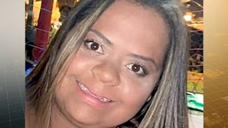 O pai do rapaz, que mora na mesma casa, estava no trabalho quando tudo aconteceu. Vizinhos contaram para a família da jovem que o suspeito teria entregue o bebê para a avó paterna antes de escapar. 