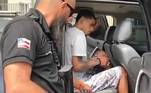 Os policiais conseguiram
localizar cinco suspeitos e, durante a abordagem, duas pessoas foram
identificadas como integrantes da quadrilha do “golpe do amor”. Com os
criminosos, as autoridades encontraram o celular de Erivaldo. De acordo com informações policiais, um dos suspeitos confessou o crime, revelou ter criado o
perfil falso na internet e ser o responsável por receber todos os valores roubados da vítima 