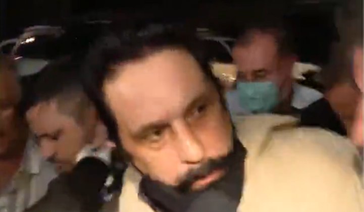 O Cidade Alerta acompanhou, ao vivo, a saída do assassino da viatura para entrar na delegacia. Aos repórteres, Cupertino negou autoria no crime: 'Sou inocente'